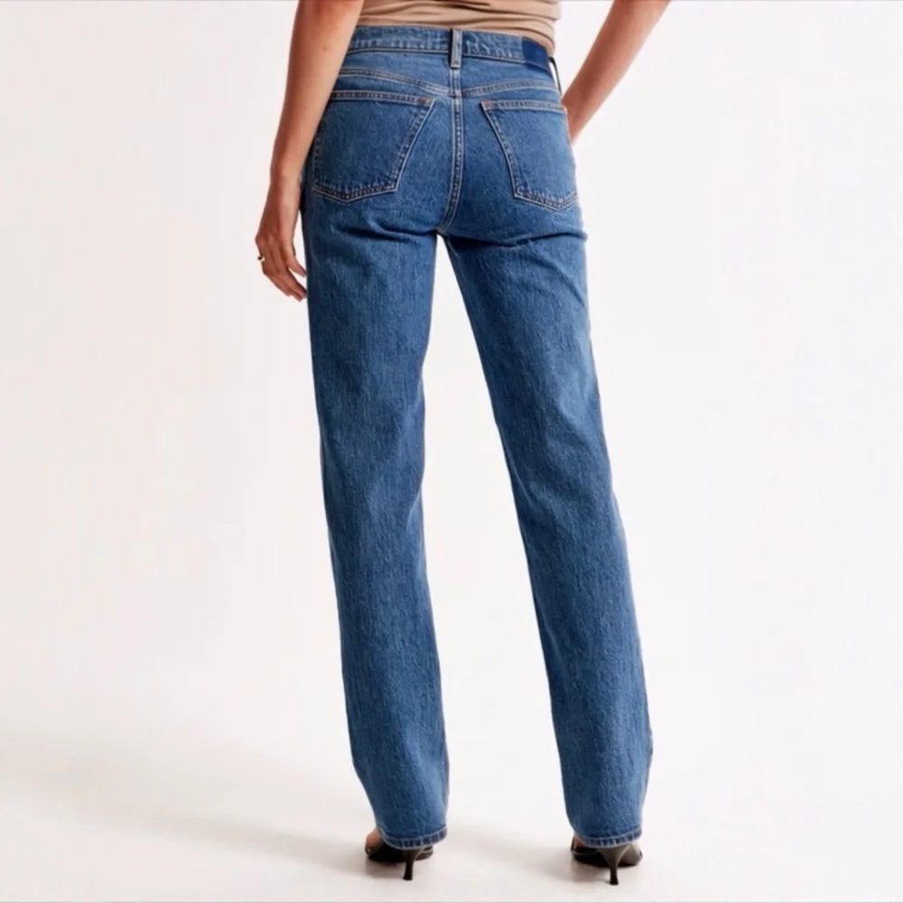 Abercrombie Fitch 10 Short (30S) ‘90s Straight Mid Rise Women’s Jeans Med Wash